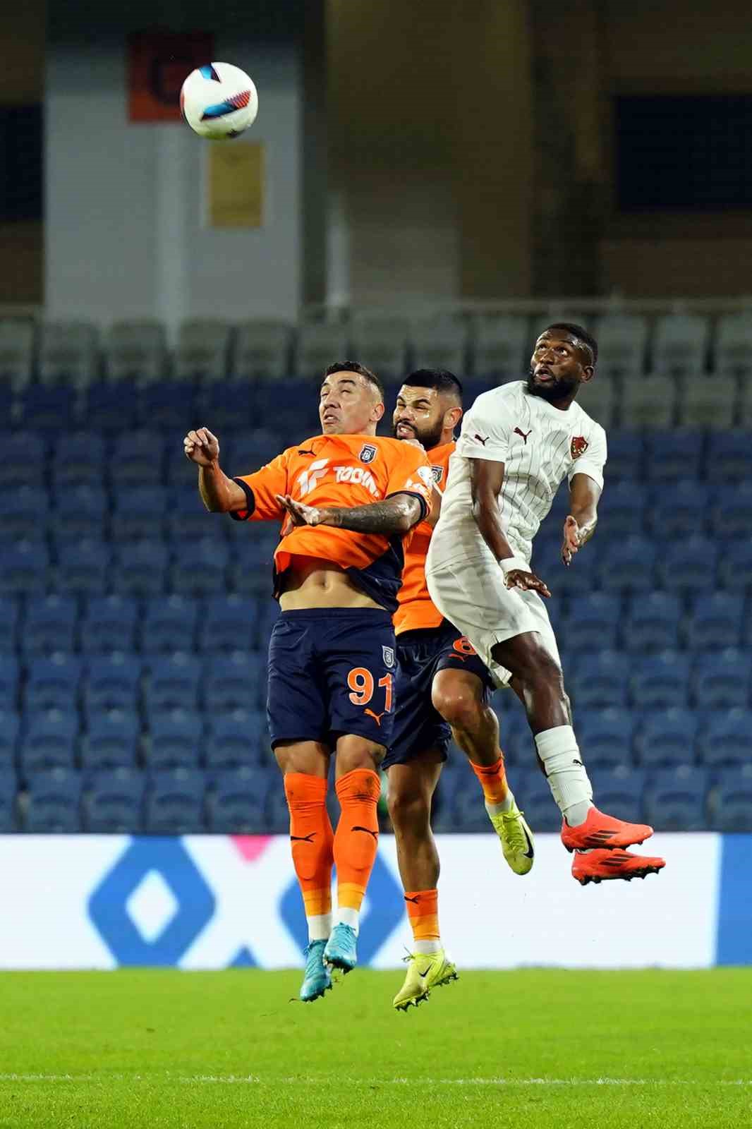 Trendyol Süper Lig: Başakşehir: 0 - Hatayspor: 0 (İlk yarı)
