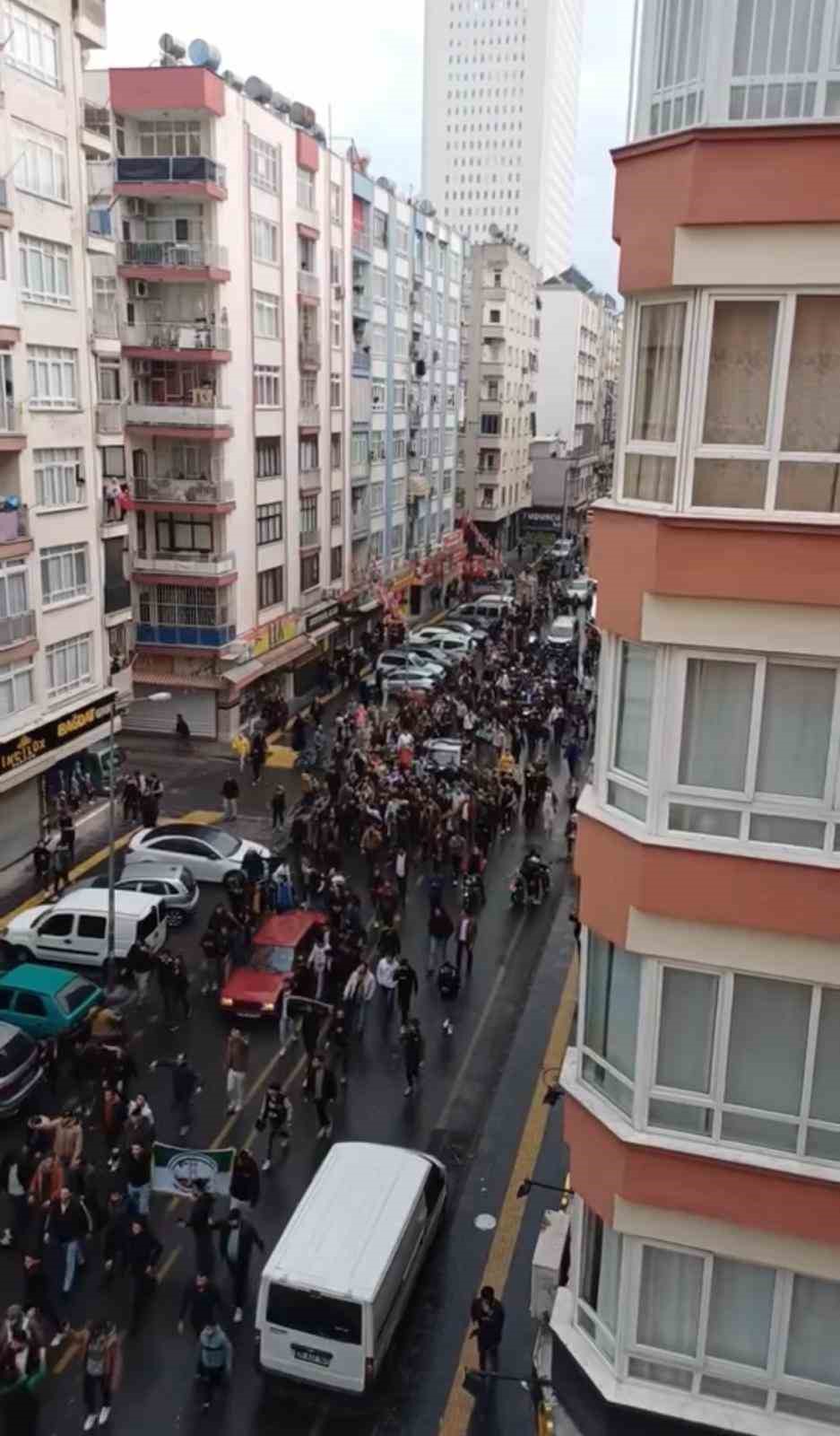 Mersin’deki Suriyeliler Esed’in gidişini kutladı
