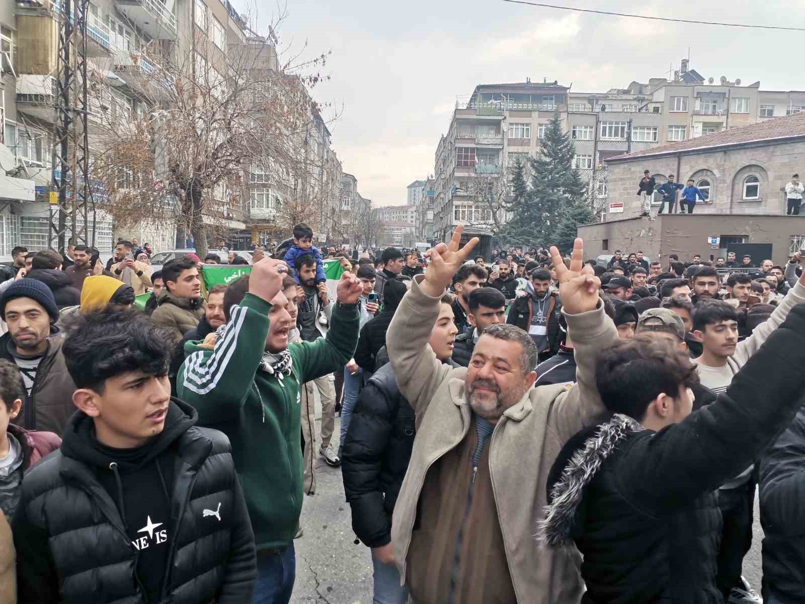 Kayseri’deki Suriyeliler Esed rejiminin indirilişini kutladı