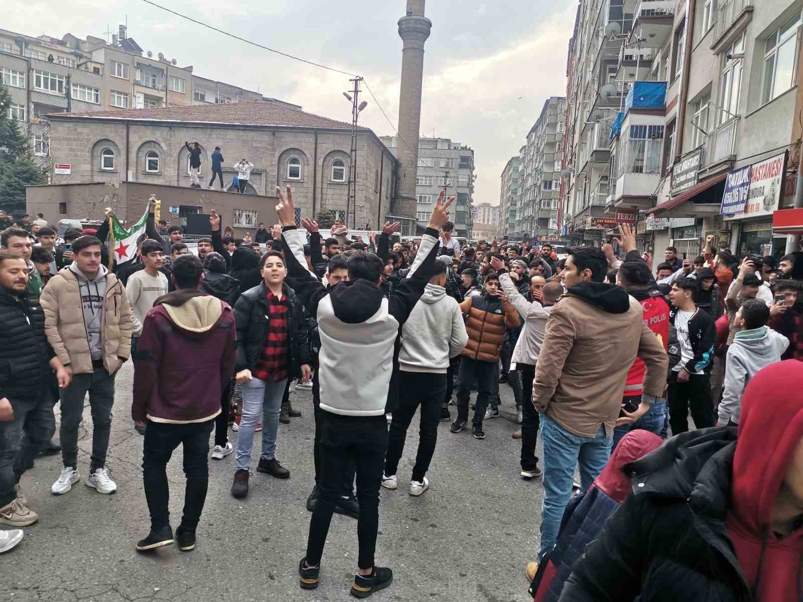 Kayseri’deki Suriyeliler Esed rejiminin indirilişini kutladı
