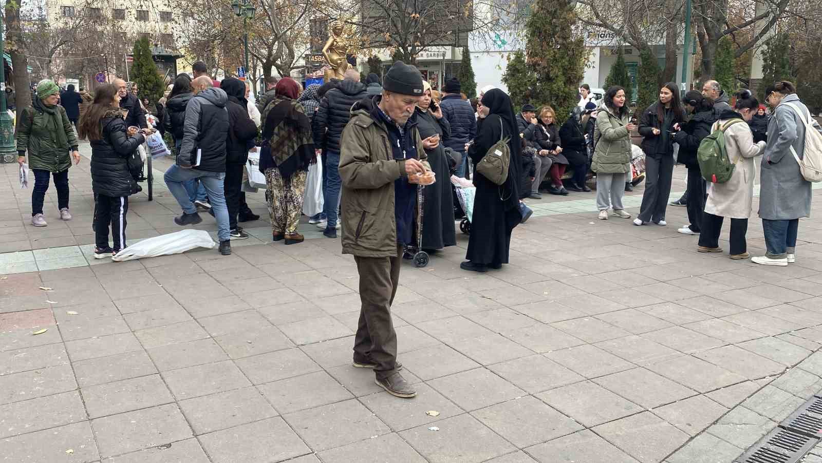 Ücretsiz lokma dağıtımı izdihama neden oldu