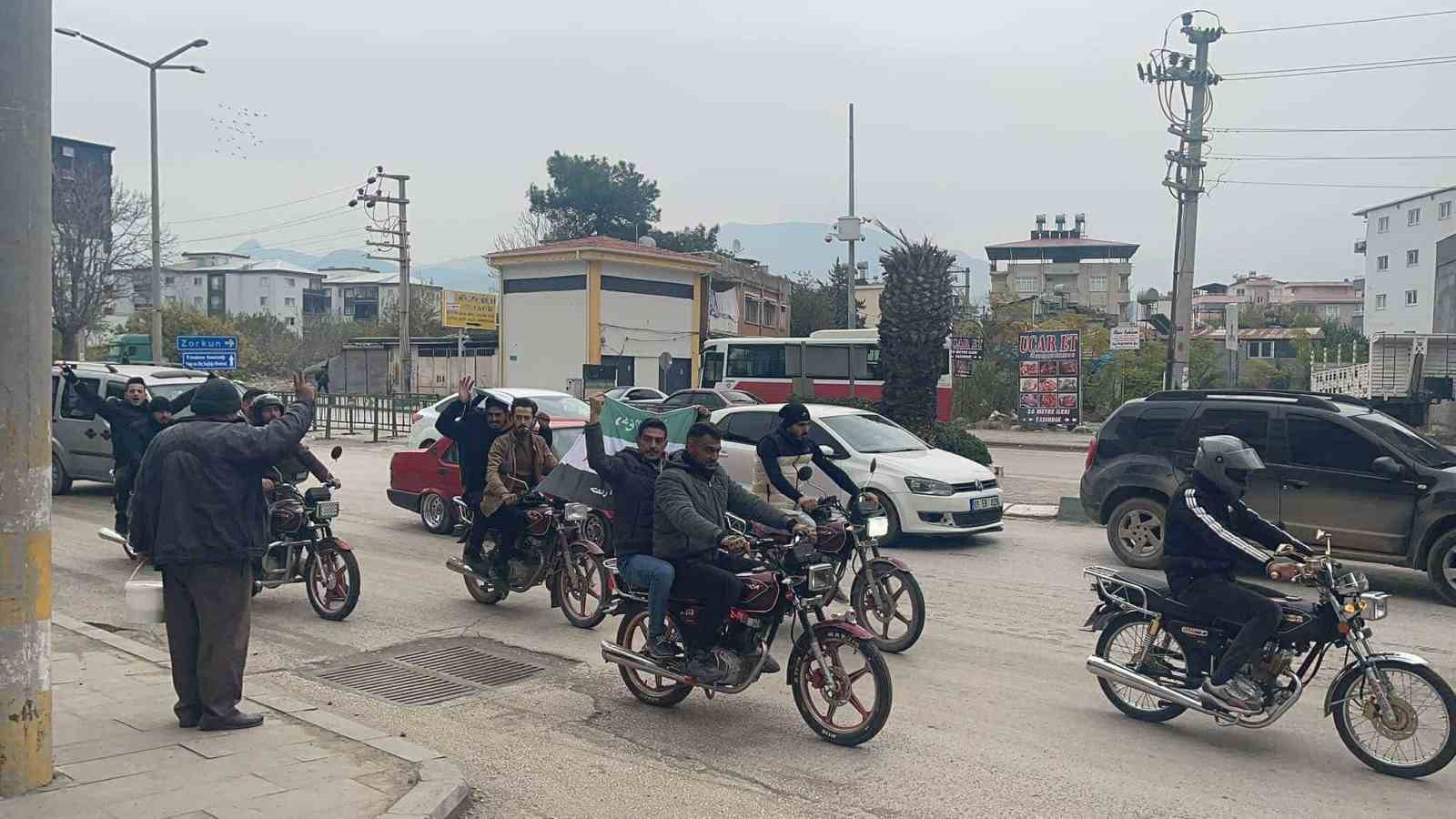 Osmaniye’deki Suriyeliler Esed’in gidişini kutladı