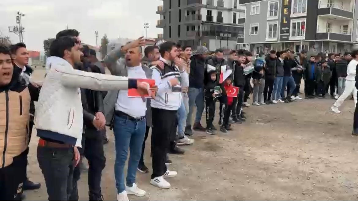 Nevşehir’deki Suriyeliler Esed rejiminin indirilişini halay çekerek kutladı