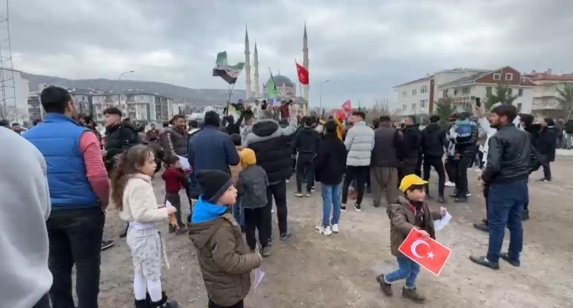 Nevşehir&rsquo;deki Suriyeliler Esed rejiminin indirilişini halay &ccedil;ekerek kutladı
