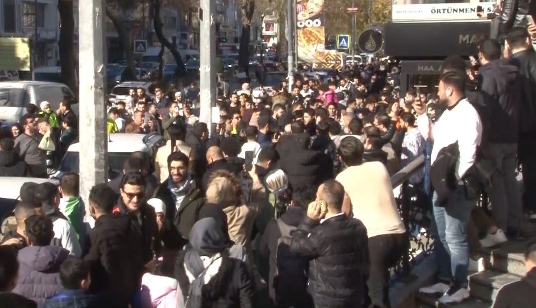 Suriye&rsquo;de Esed rejiminin son bulması Fatih caddelerinde coşkuyla kutlanıyor
