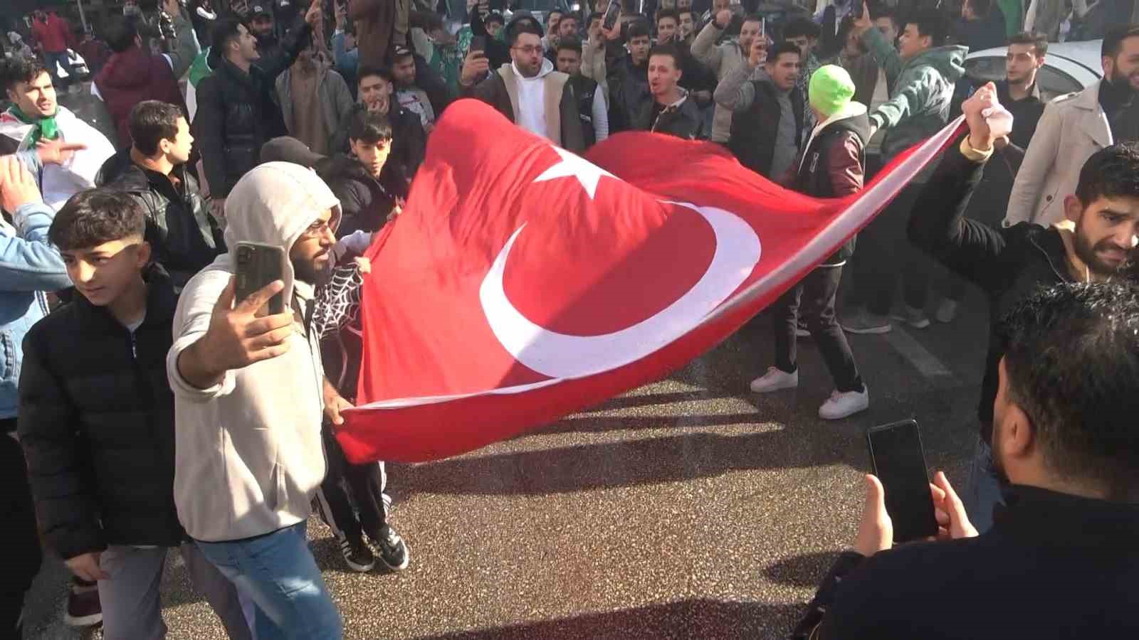 Bursa’daki Suriyeliler sokaklara döküldü
