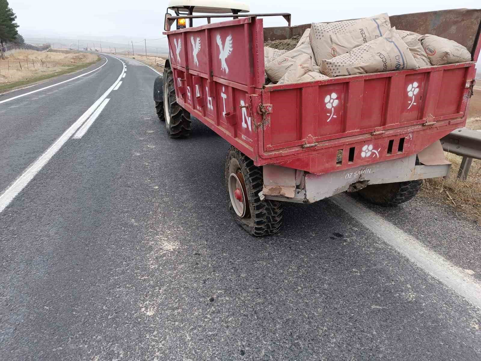 Mardin&rsquo;de otomobil trakt&ouml;re arkadan &ccedil;arptı: 3 yaralı
