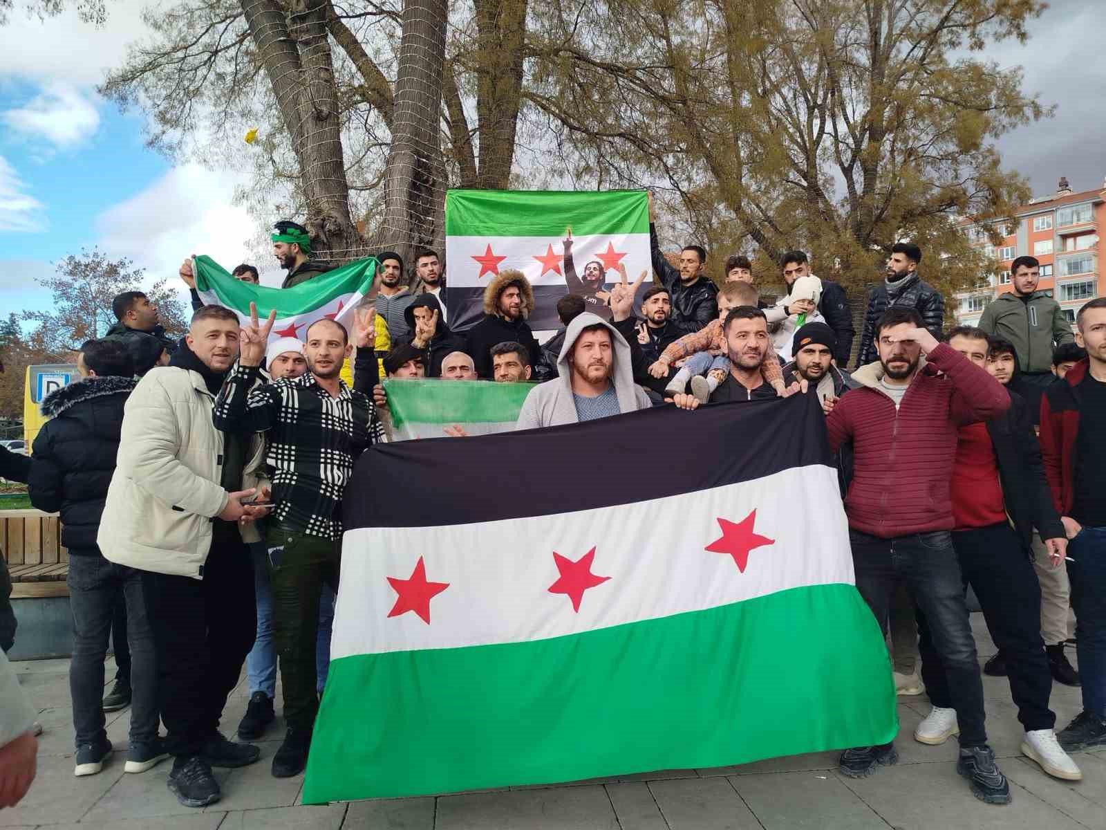 Suriye&rsquo;de rejimin d&uuml;ş&uuml;ş&uuml; Afyonkarahisar&rsquo;da sevin&ccedil;le karşılandı
