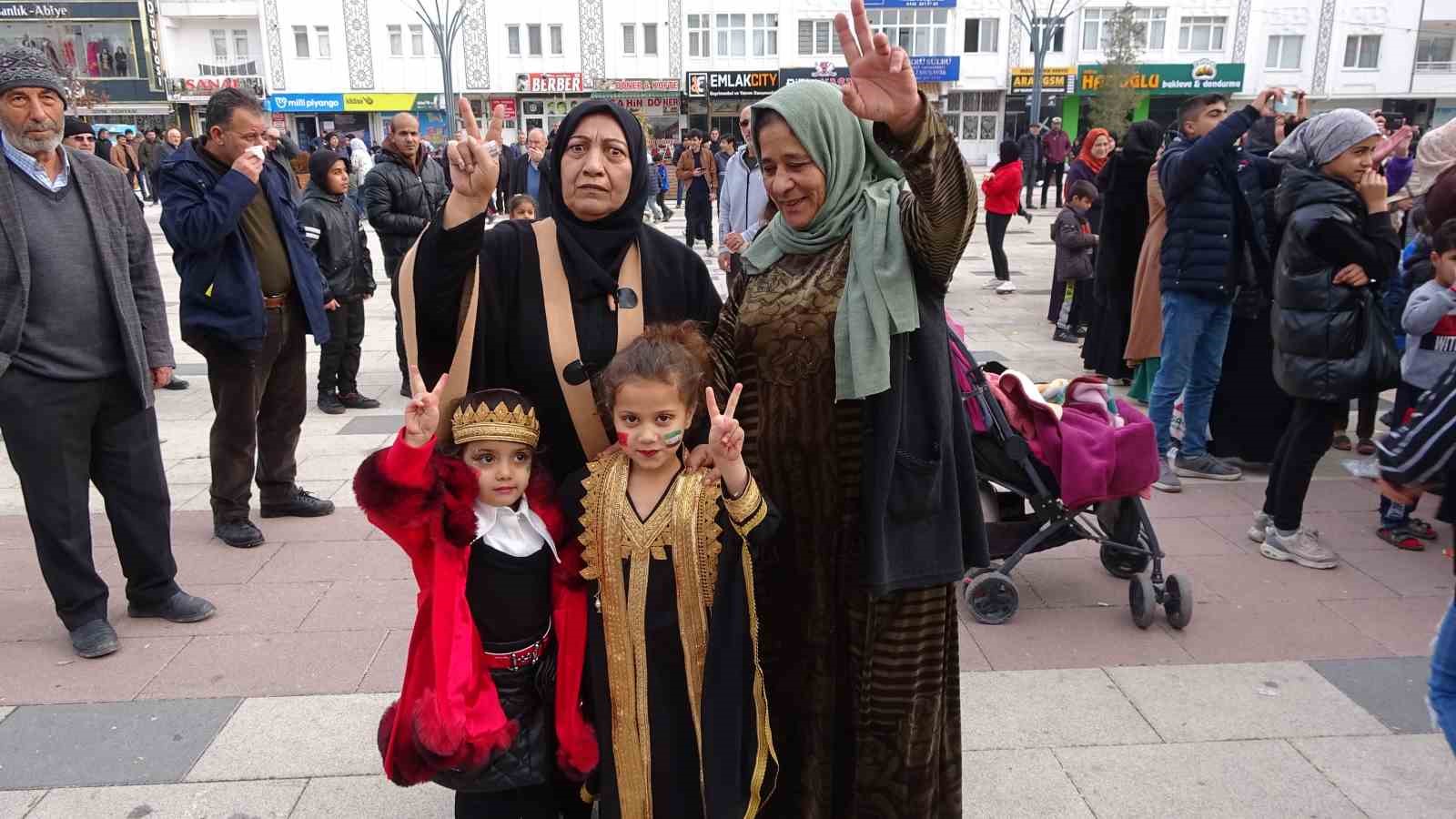 Yozgat&rsquo;ta Suriyeliler Esed&rsquo;in gidişini şarkılarla kutladı
