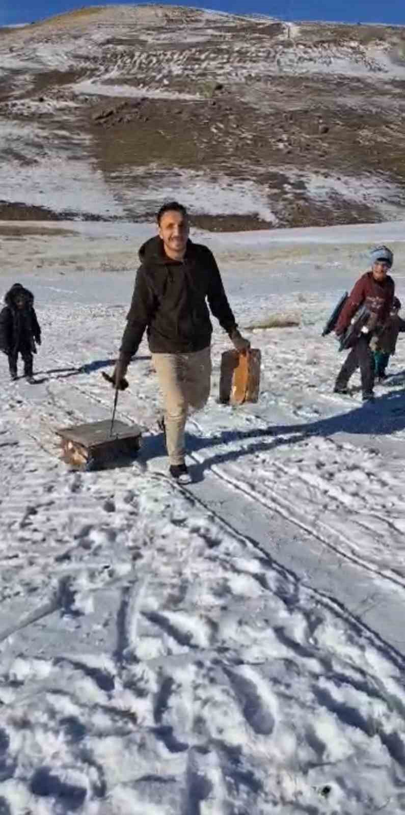 K&ouml;ydeki &ccedil;ocuklar kayak yaparak karın keyfini &ccedil;ıkardı
