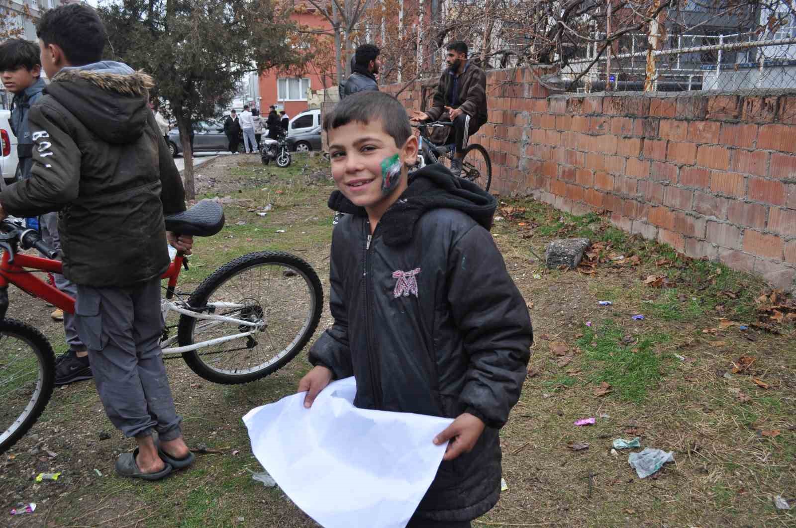 Eskişehir’deki Suriyeliler Esad rejiminin çöküşünü kutladı