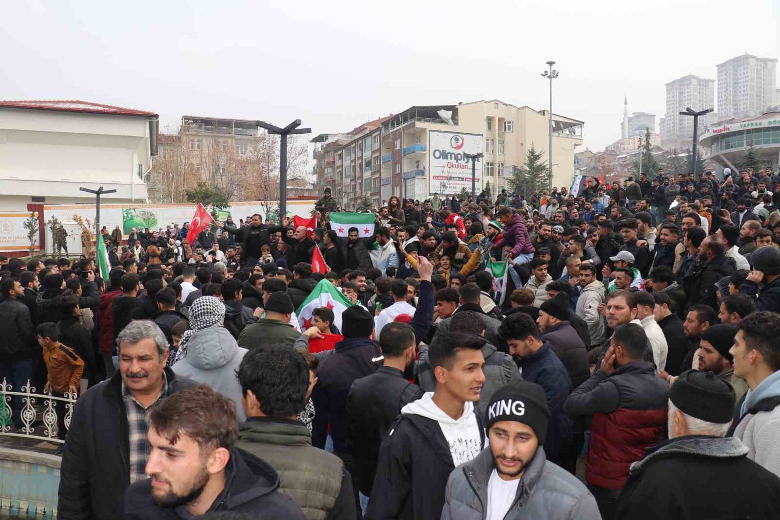 Malatya&rsquo;daki Suriyeliler rejimin devrilmesi ile sokaklara d&ouml;k&uuml;ld&uuml;
