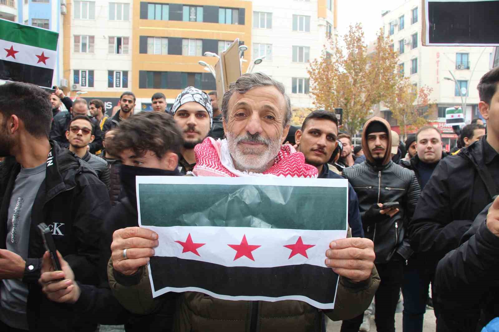 Batman’daki Suriyeliler Esed rejiminin düşmesini kutladı