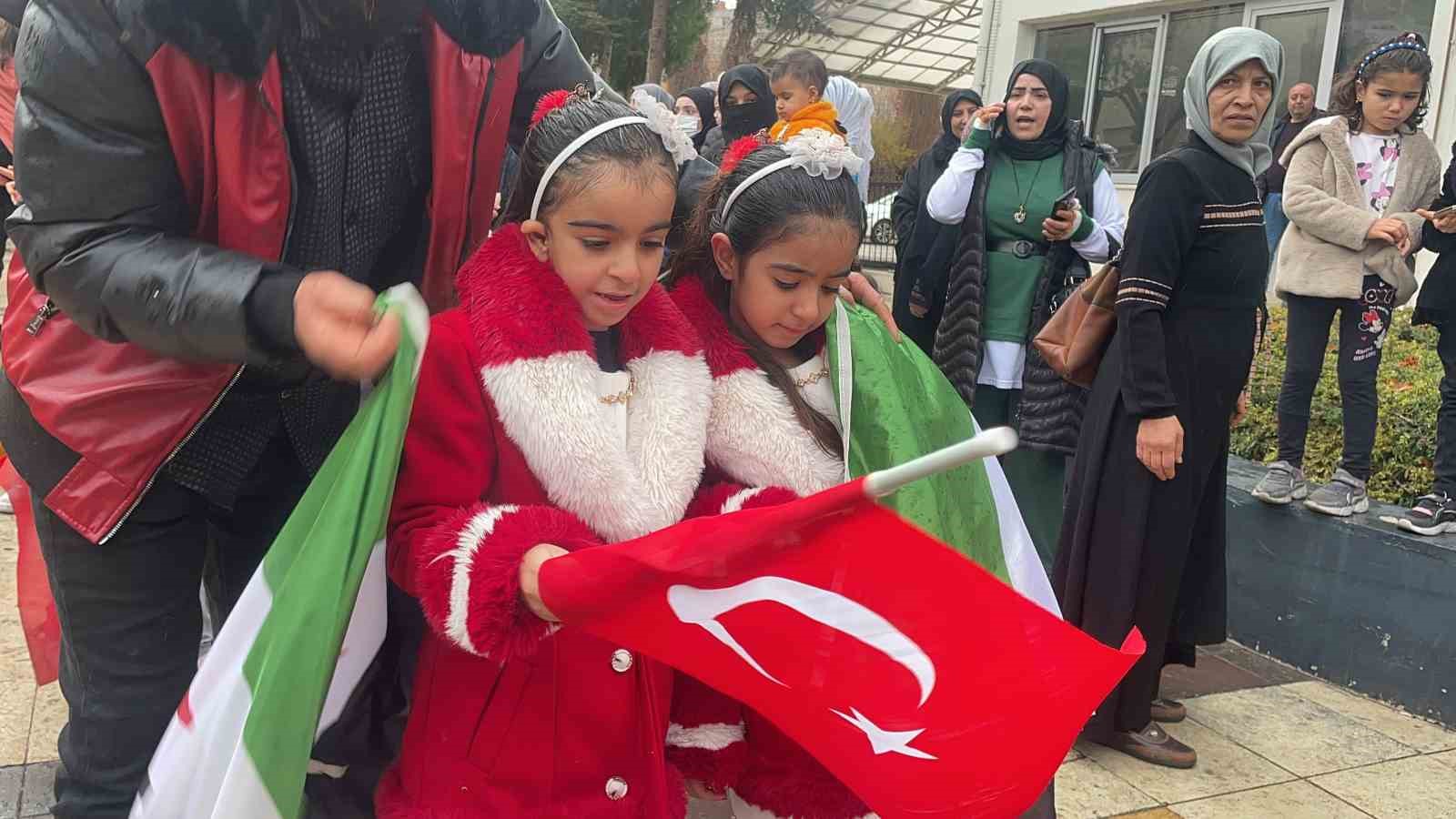 Denizli’de Suriyeliler rejimin düşmesini kutladı