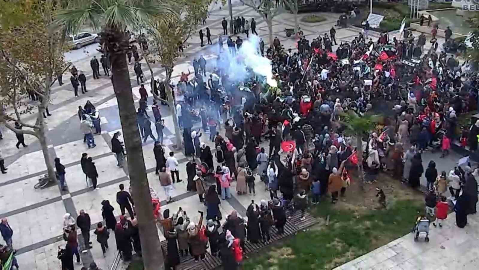 Denizli&rsquo;de Suriyeliler rejimin d&uuml;şmesini kutladı
