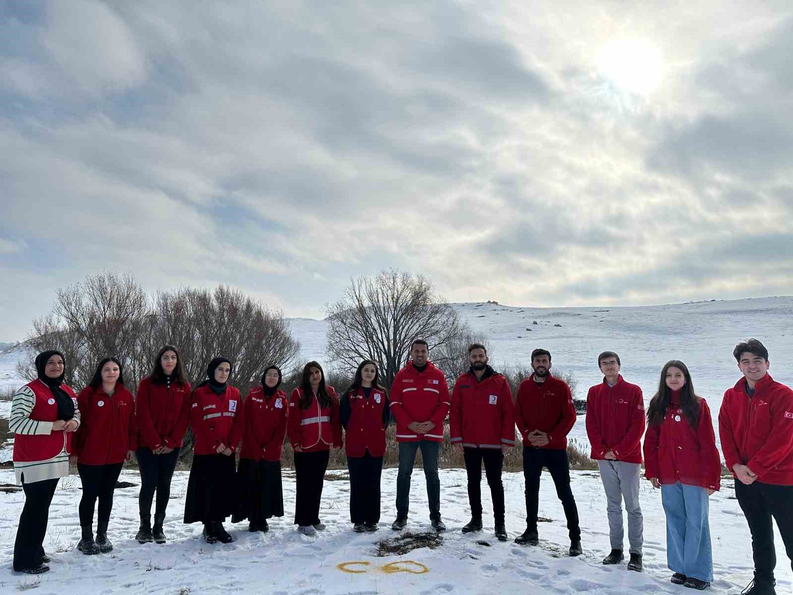 Kızılay g&ouml;n&uuml;ll&uuml;leri, Ağrı&rsquo;da soğukalrda kuşları unutmadı
