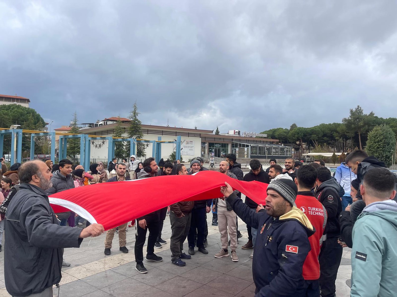 Kula’daki Suriyeli vatandaşlardan özgürlük yürüyüşü