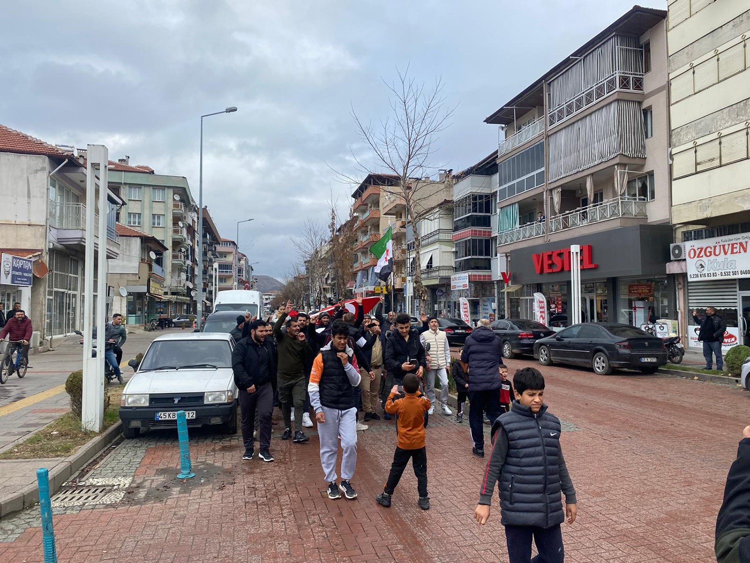 Kula&rsquo;daki Suriyeli vatandaşlardan &ouml;zg&uuml;rl&uuml;k y&uuml;r&uuml;y&uuml;ş&uuml;
