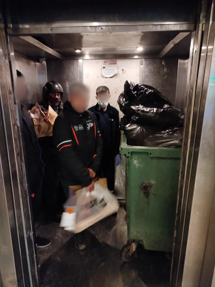 AVM&rsquo;de kuryelere asans&ouml;r yasağı iddiası
