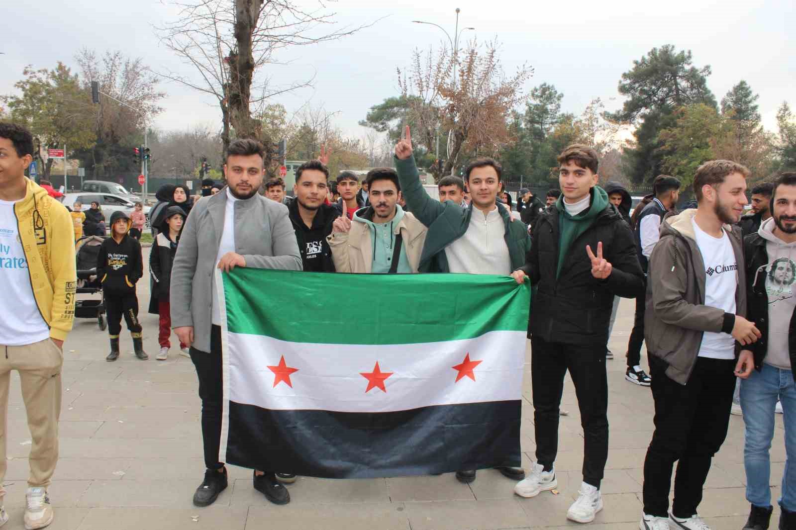 Siirt’teki Suriyeliler, Esed rejiminin düşüşünü kutladı