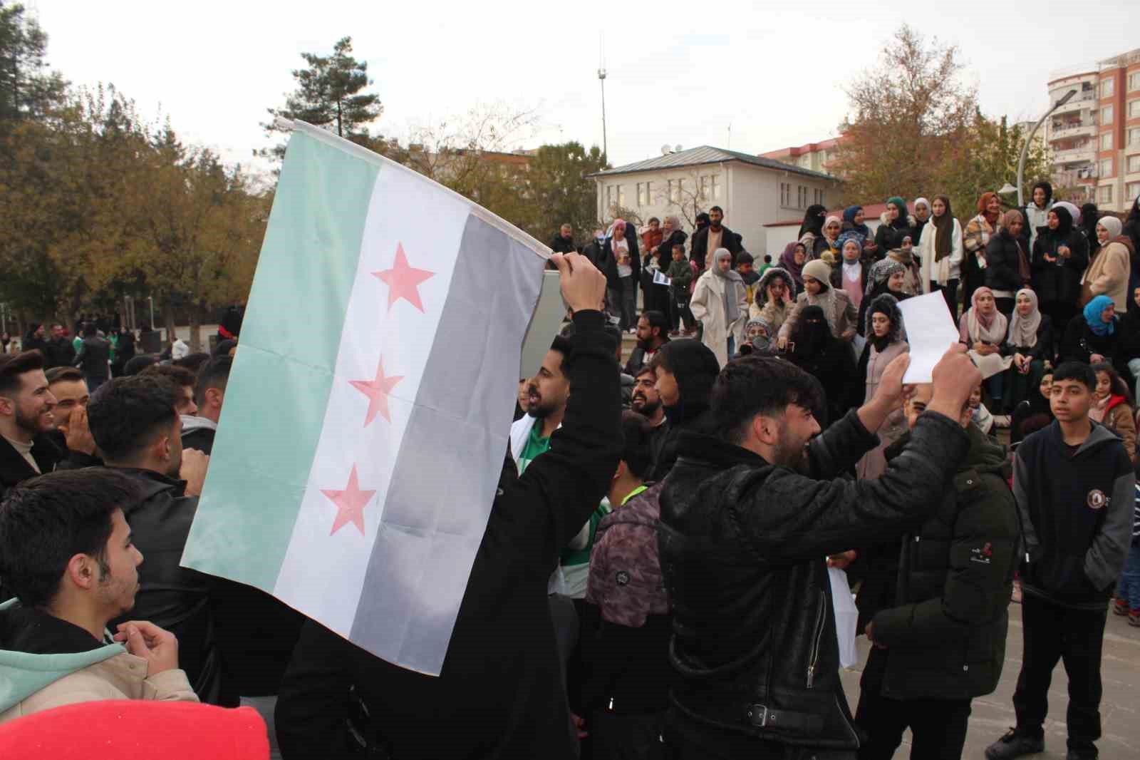 Siirt&rsquo;teki Suriyeliler, Esed rejiminin d&uuml;ş&uuml;ş&uuml;n&uuml; kutladı
