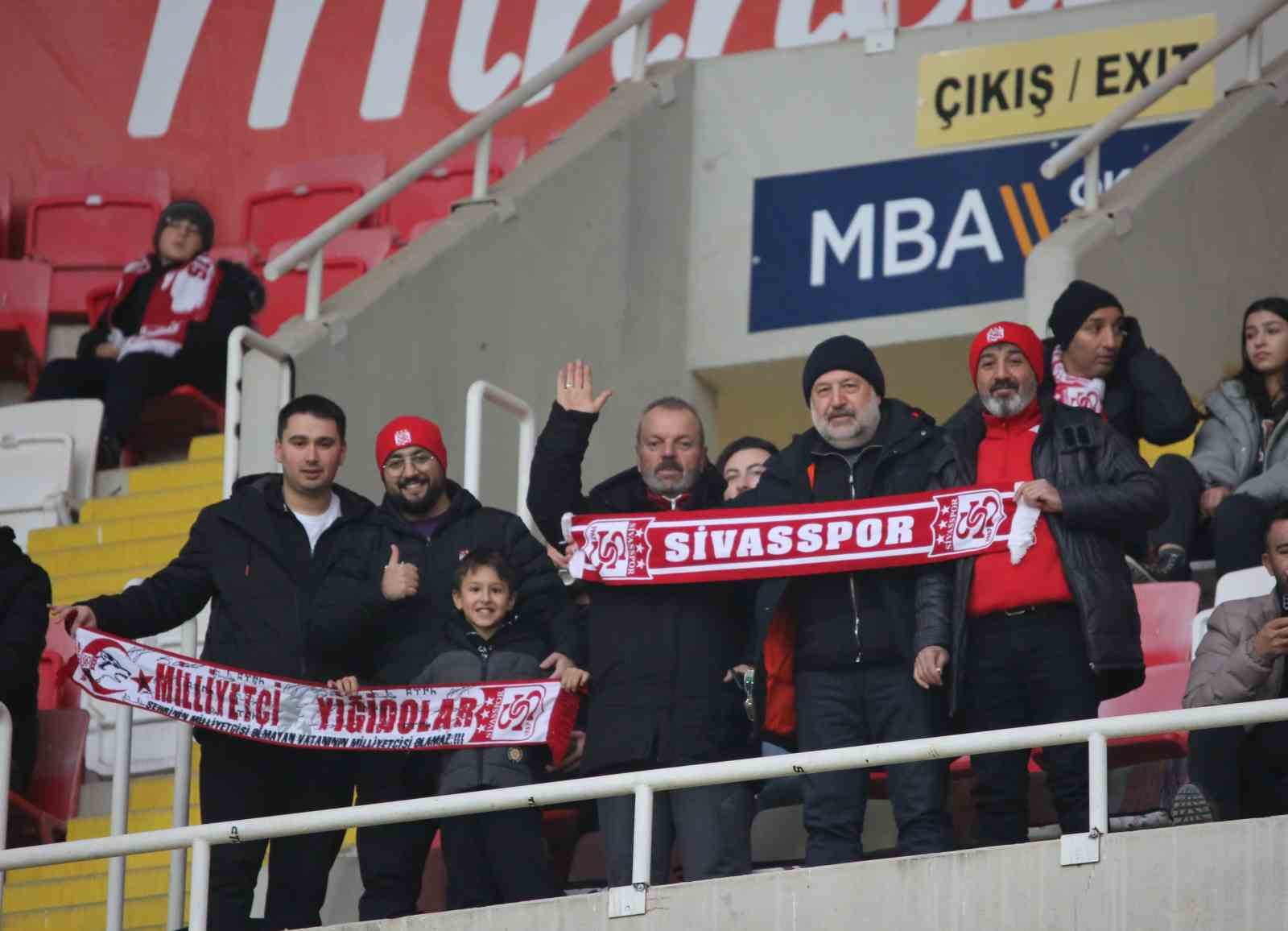 Sivassporlu taraftarlar maça yoğun ilgi gösterdi
