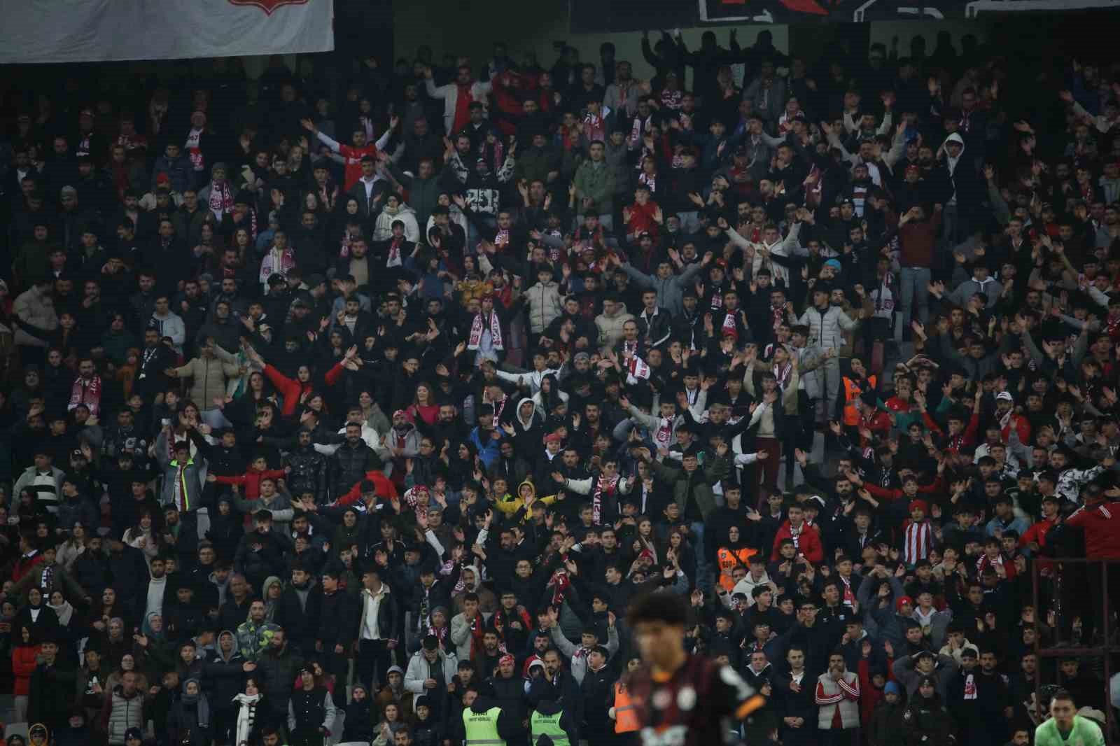 Sivassporlu taraftarlar maça yoğun ilgi gösterdi