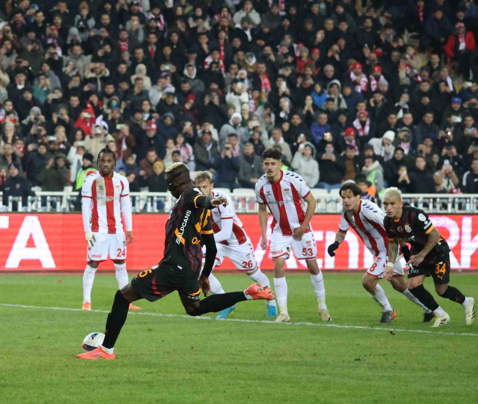 Trendyol Süper Lig: NG Sivasspor: 1 - Galatasaray: 2 (İlk yarı)