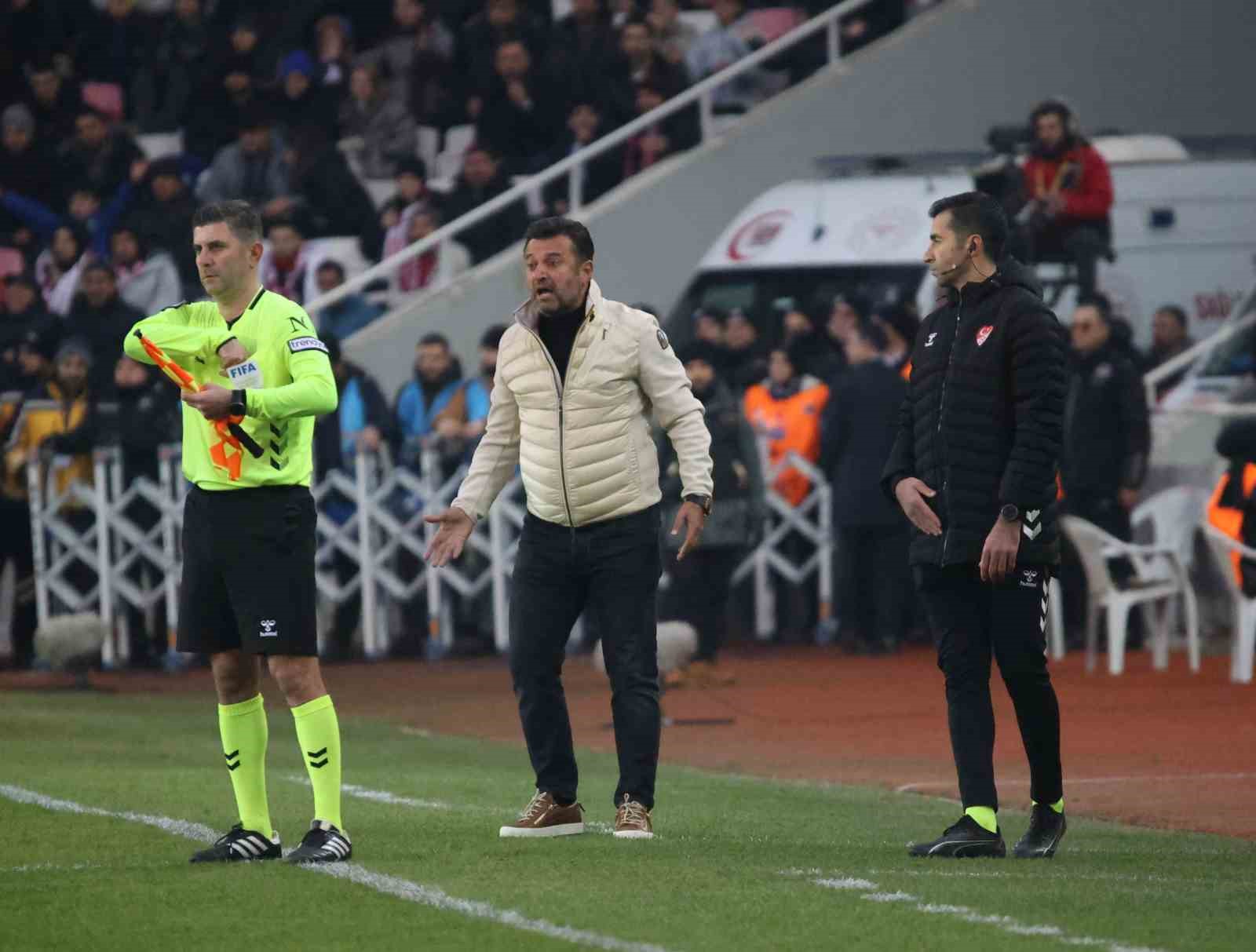 Trendyol Süper Lig: NG Sivasspor: 1 - Galatasaray: 2 (İlk yarı)