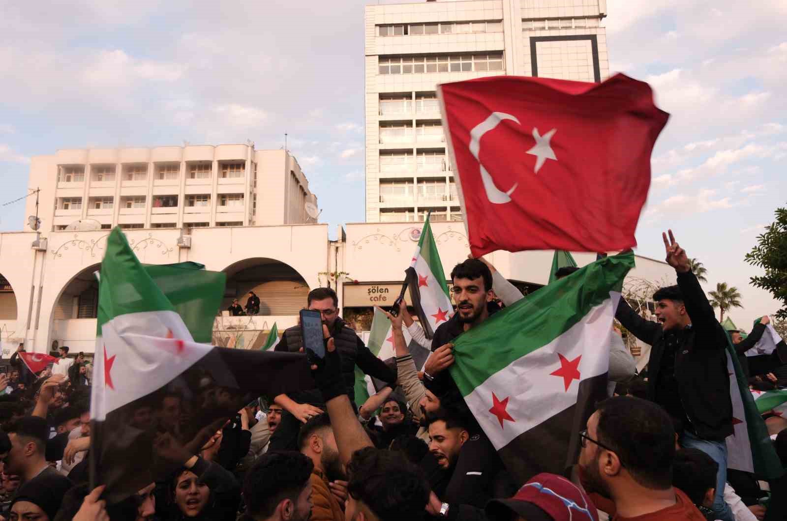 Esed &uuml;lkeyi terk etti, Mersin&rsquo;deki Suriyeliler kutlama yaptı
