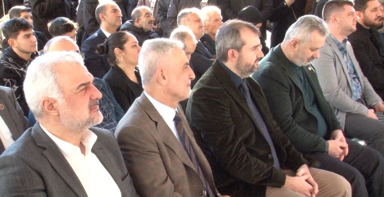 &lsquo;&Uuml;st&uuml; park, altı otopark&rsquo; sloganı ile yola &ccedil;ıkan G&uuml;ng&ouml;ren Belediyesi, katlı otopark ve &ccedil;ocuk parkı projesini tamamladı
