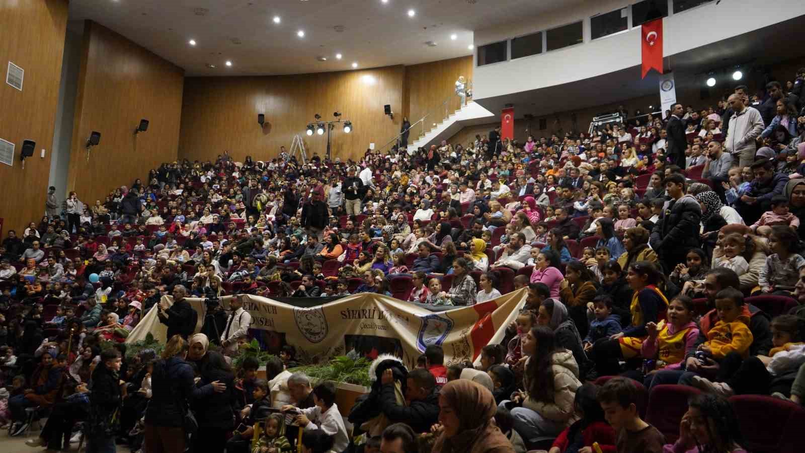 Şırnak’tan başlatılan projede çocuklar tiyatronun sihirli dünyası ile buluştu