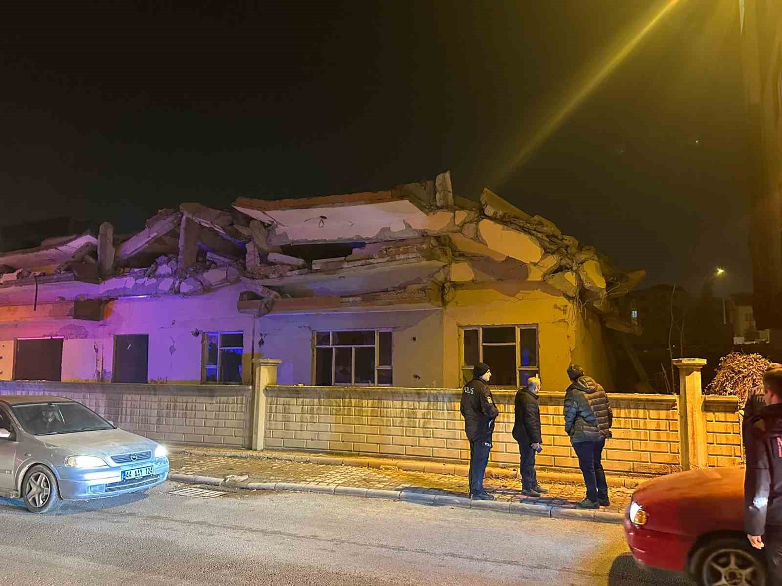 Malatya’da hasarlı 4 katlı bina çöktü
