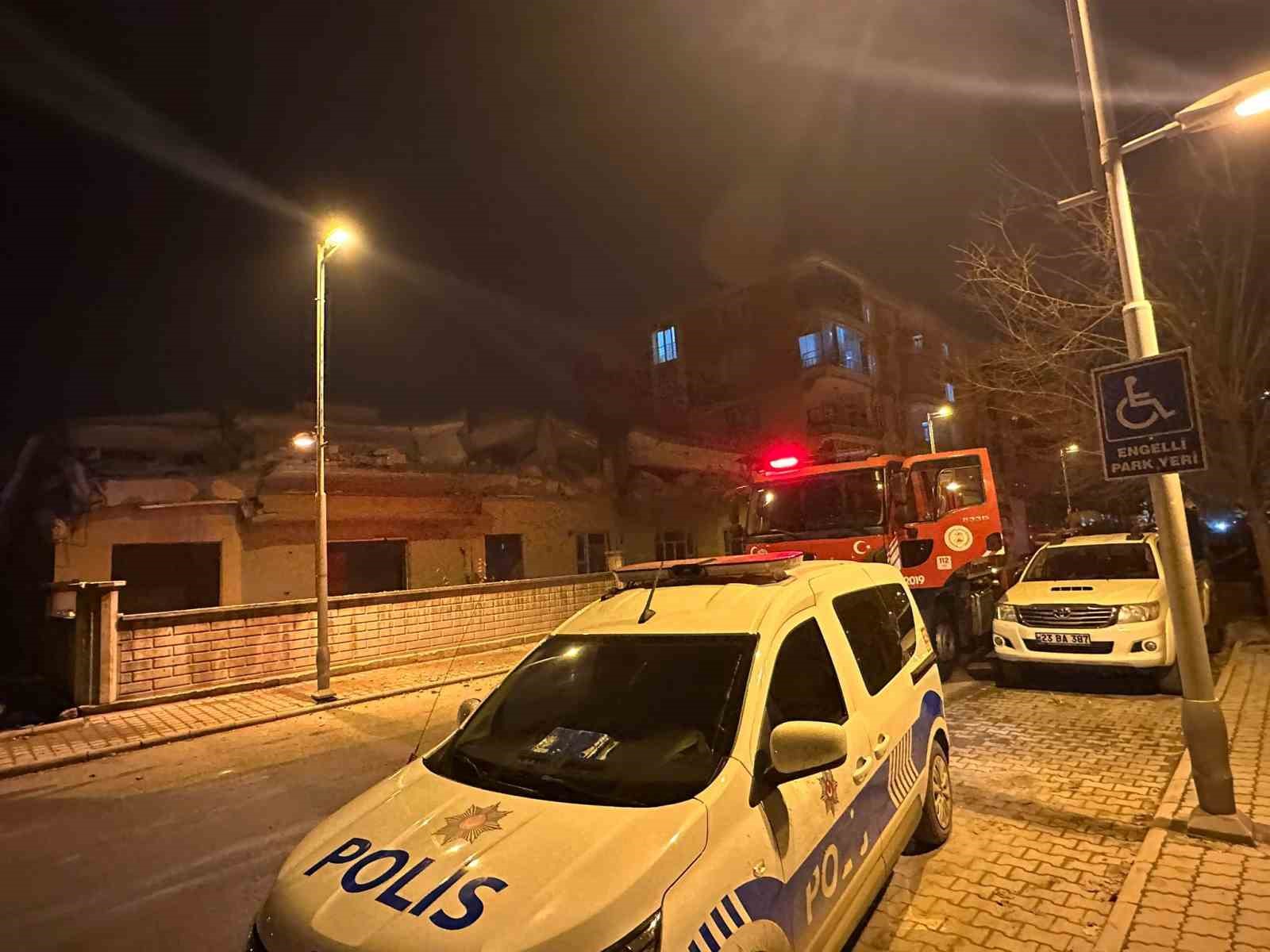 Malatya&rsquo;da hasarlı 4 katlı bina &ccedil;&ouml;kt&uuml;
