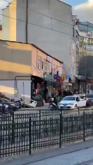 Pompalı t&uuml;fekle balkondan b&ouml;yle ateş etti
