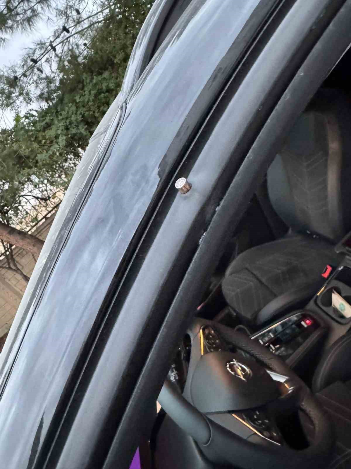 Nusaybin&rsquo;de Suriye&rsquo;den gelen yorgun mermiler ara&ccedil;lara isabet etti
