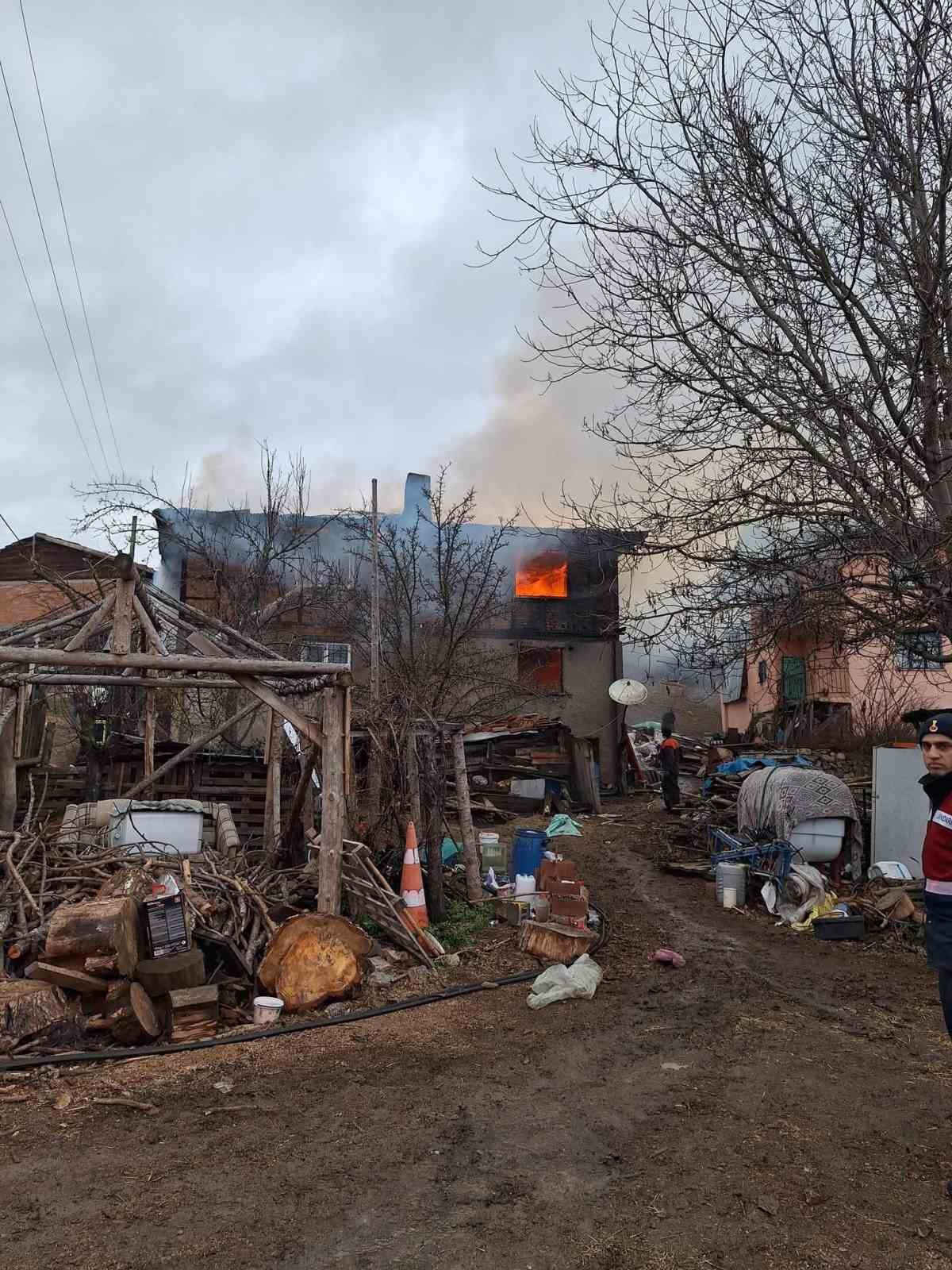 Bolu’da 2 katlı ahşap evde yangın
