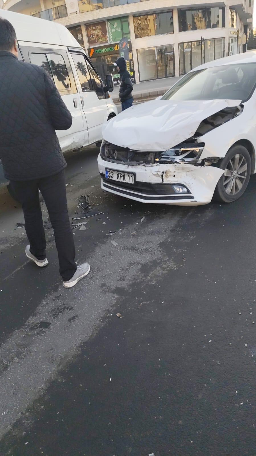 Mardin&rsquo;de otomobil ile minib&uuml;s &ccedil;arpıştı
