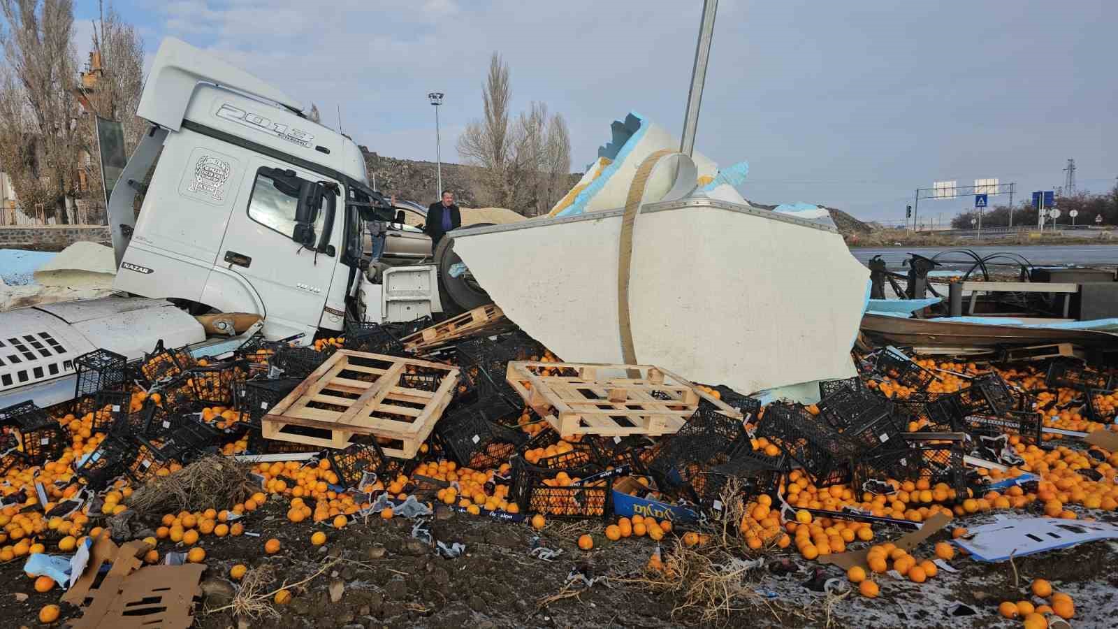 Portakal yüklü tır devrildi: 1 yaralı
