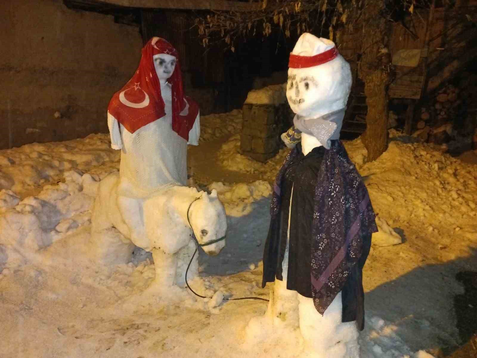 Torunu mutlu olsun diye kardan heykeller yaptı
