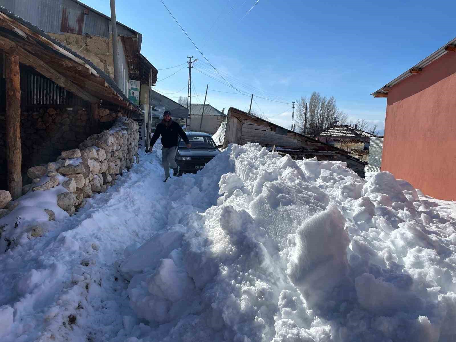 Yoğun kara rağmen g&ouml;revini yerine getiren ekipler takdir topladı
