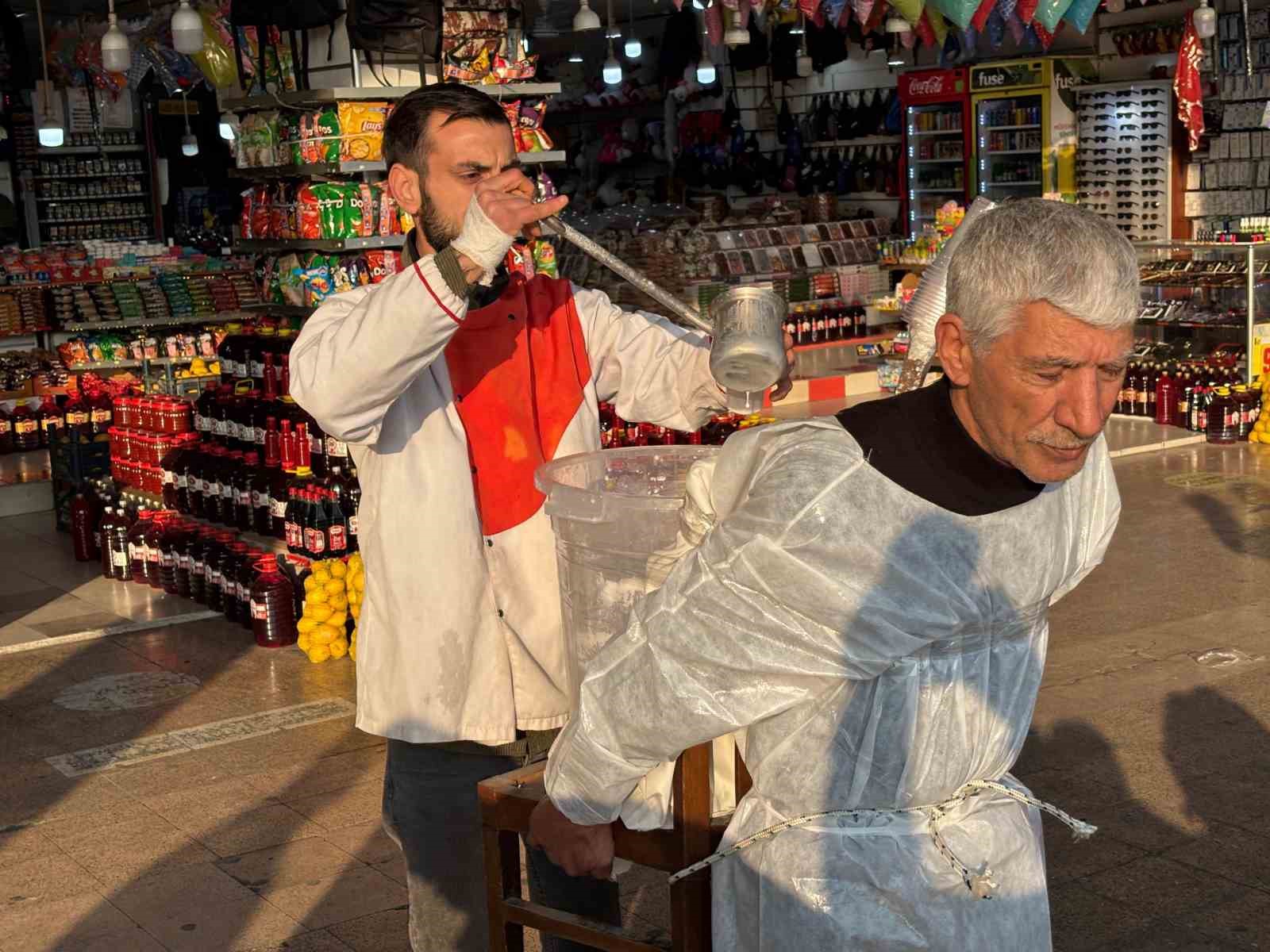 Tezgahı alınan "Yılancı Osman" ayranı sırtında taşıdığı kova ile satıyor
