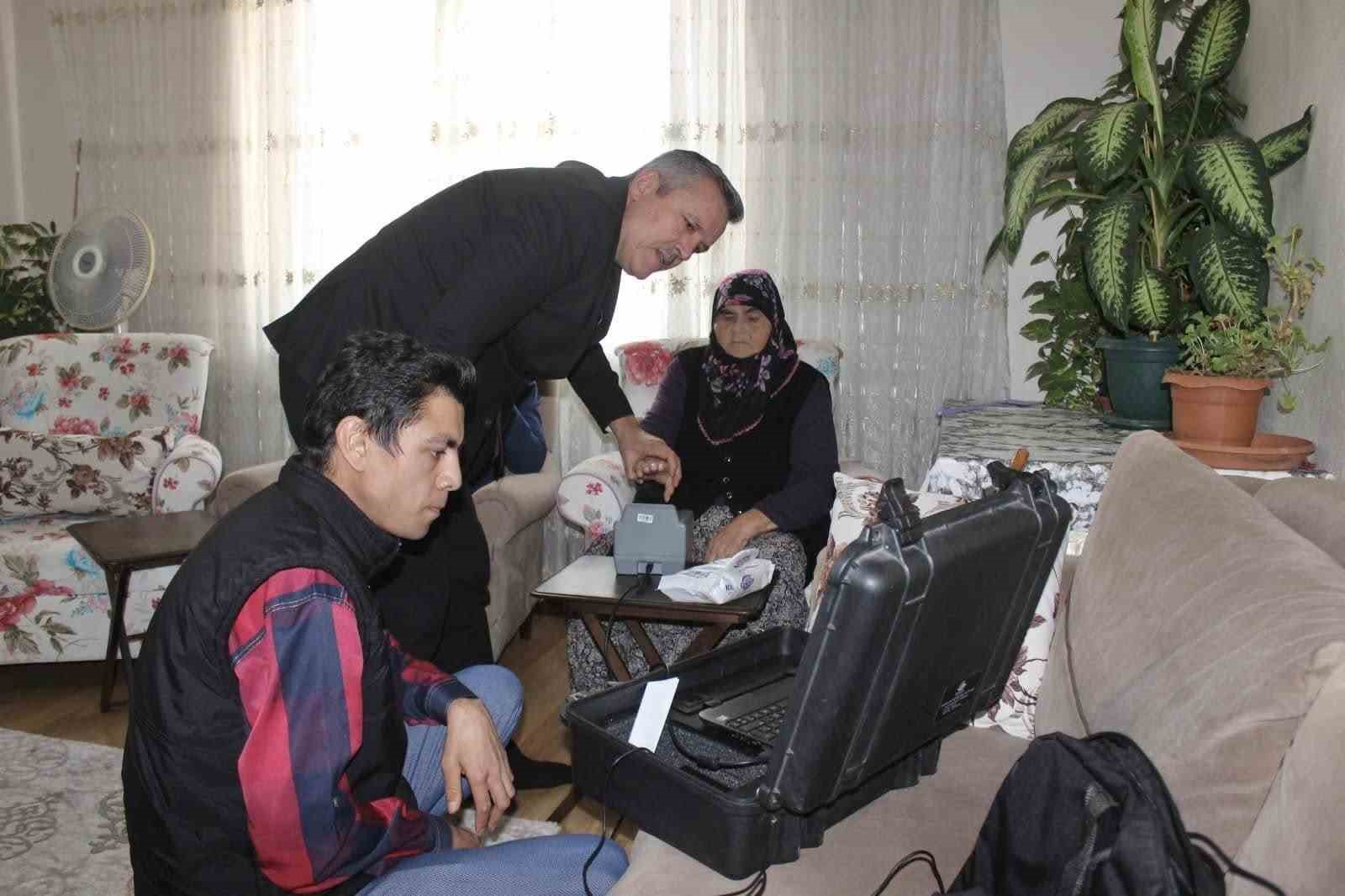 Y&uuml;zlerce vatandaşın kimlikleri adreslerinde teslim edildi
