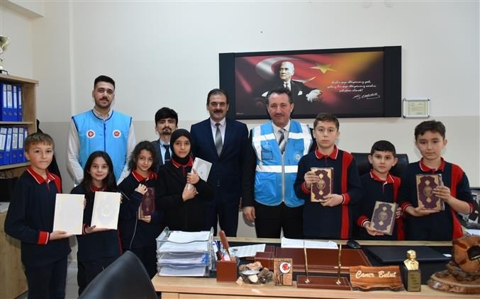 Kur&rsquo;an-ı Kerim dersini se&ccedil;en ortaokul &ouml;ğrencilerine hediye
