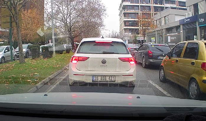 Seyir halindeki araçta 3 kişinin yumruklu kavgası kameraya yansıdı