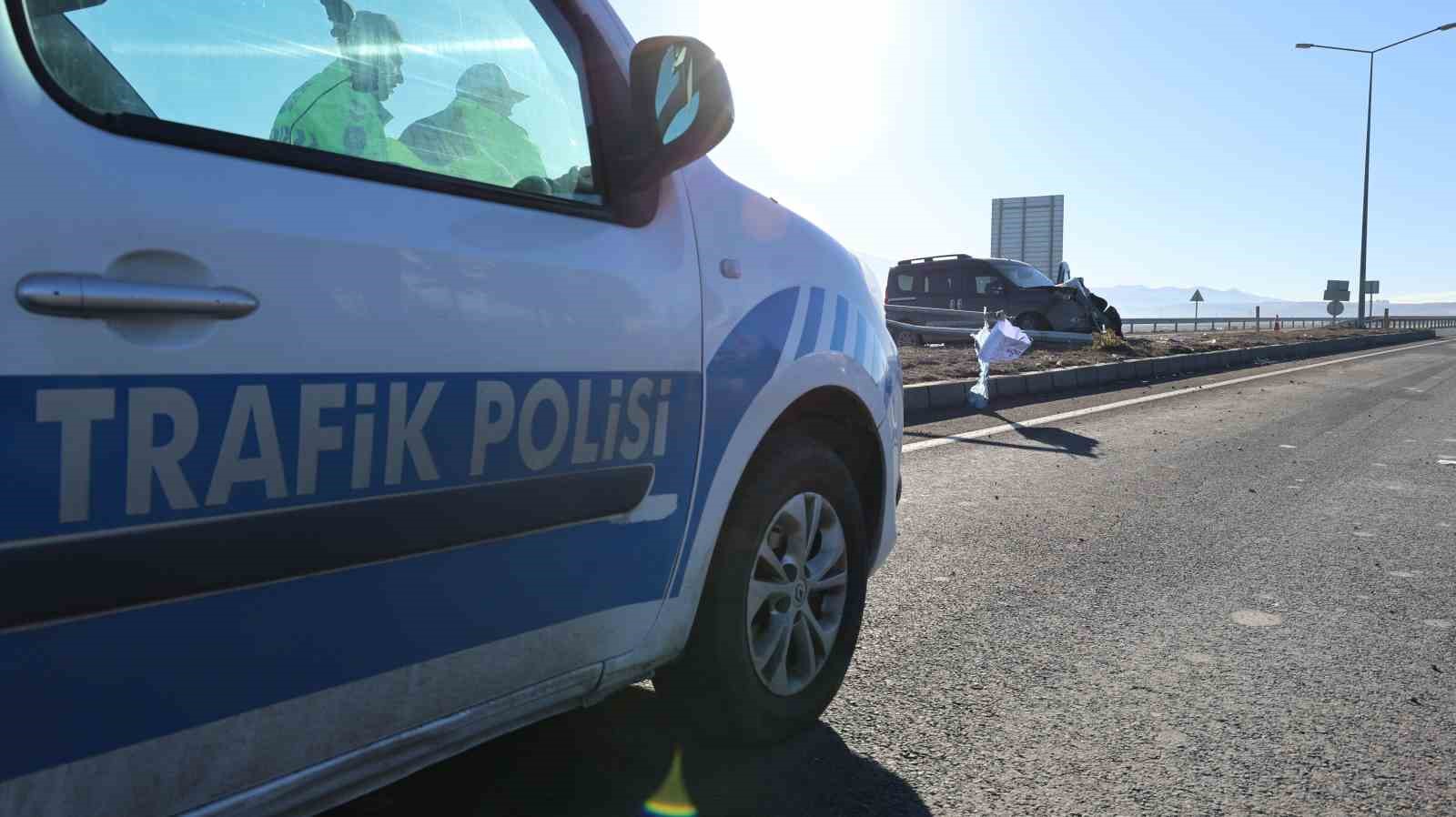 Aksaray’da direğe çarpan araç sürücüsü yaralandı