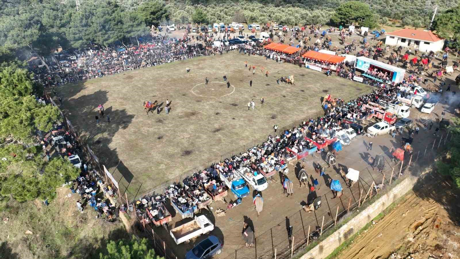 Pelitköy’de deve güreşi coşkusu