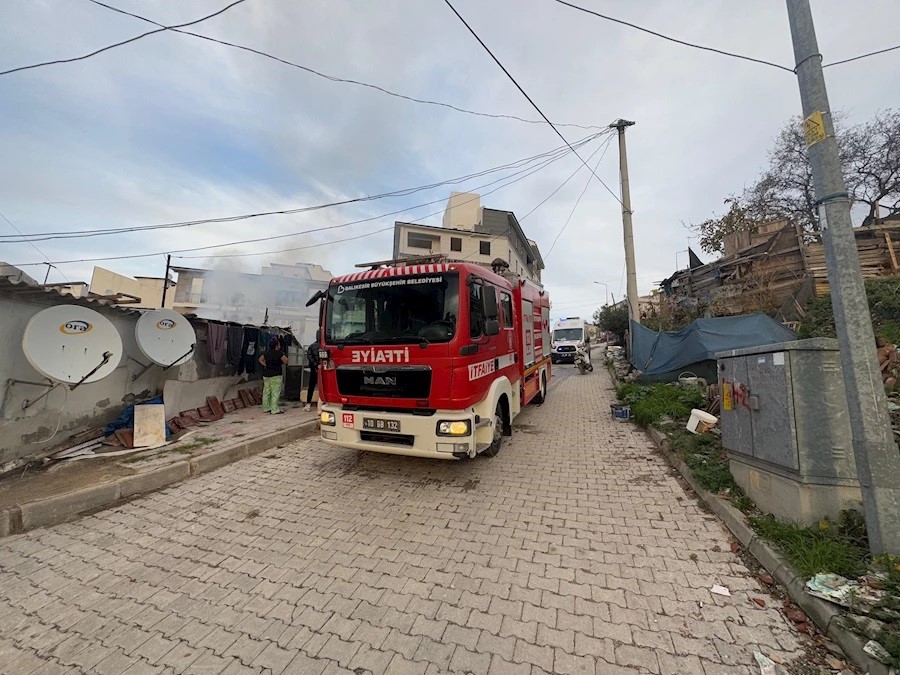 Erdek&rsquo;te yangın boş ev k&uuml;le d&ouml;nd&uuml;
