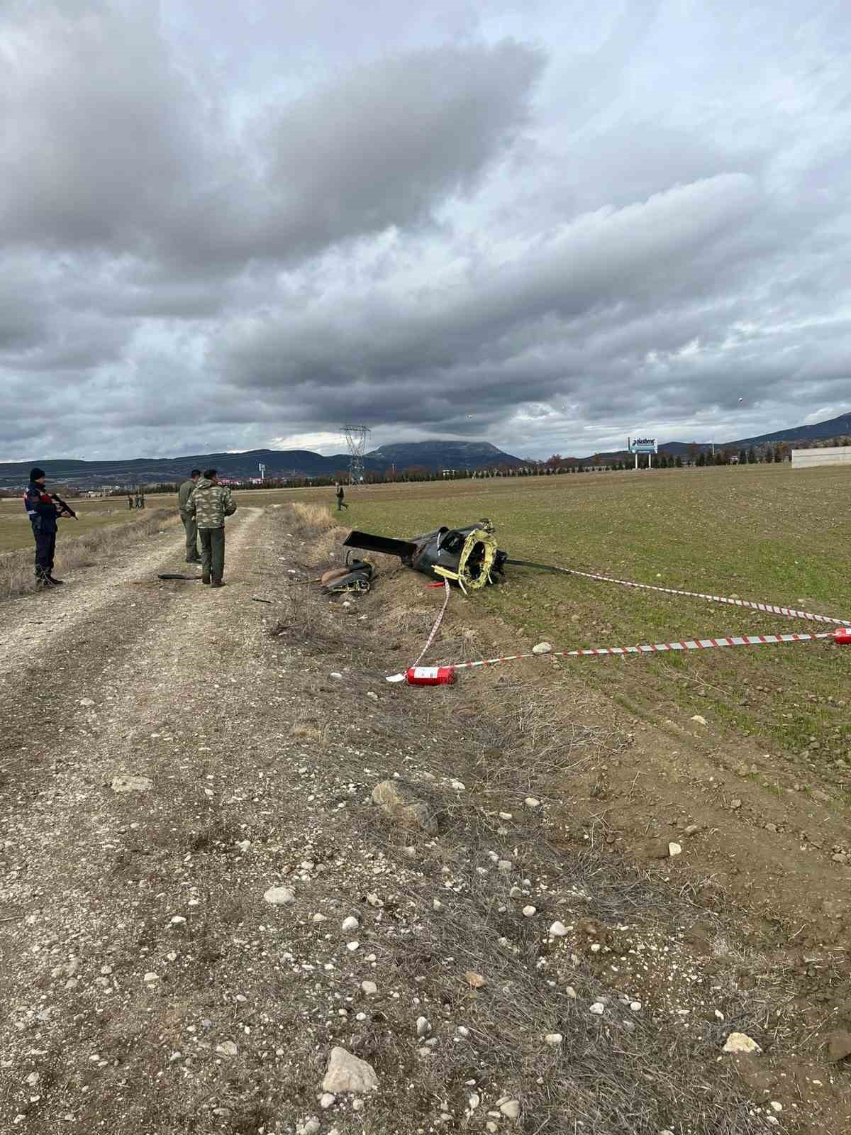 Isparta Valisi Abdullah Erin, d&uuml;şen askeri helikopterdeki 4 personelin şehit olduğunu a&ccedil;ıkladı.
