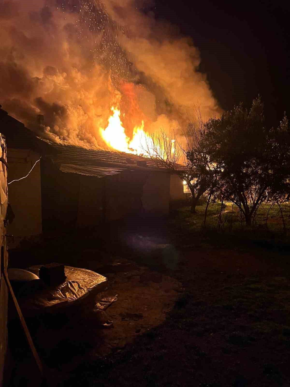 G&ouml;nen&rsquo;de iki k&ouml;yde &ccedil;ıkan yangında iki kişi yaralandı
